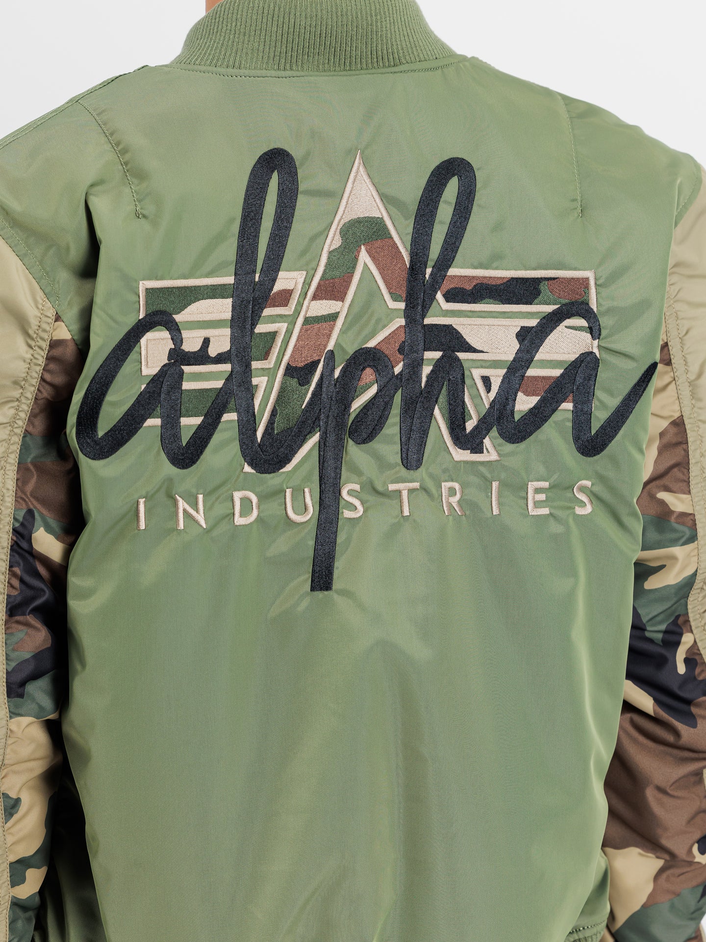 Kurtka Bomberka MA-1 Camo Back Embroidery Alpha Industries 258120